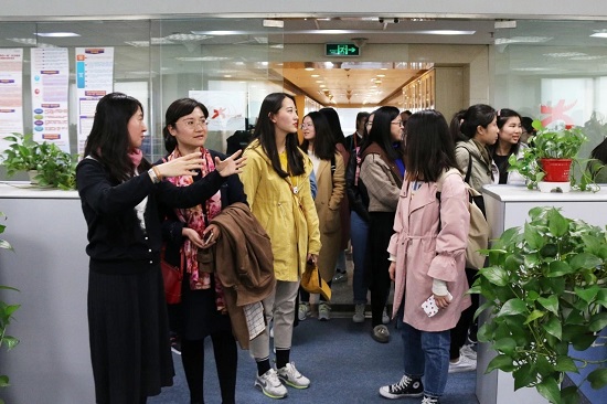 304永利集团唯一师生走进高教社照片2.jpg